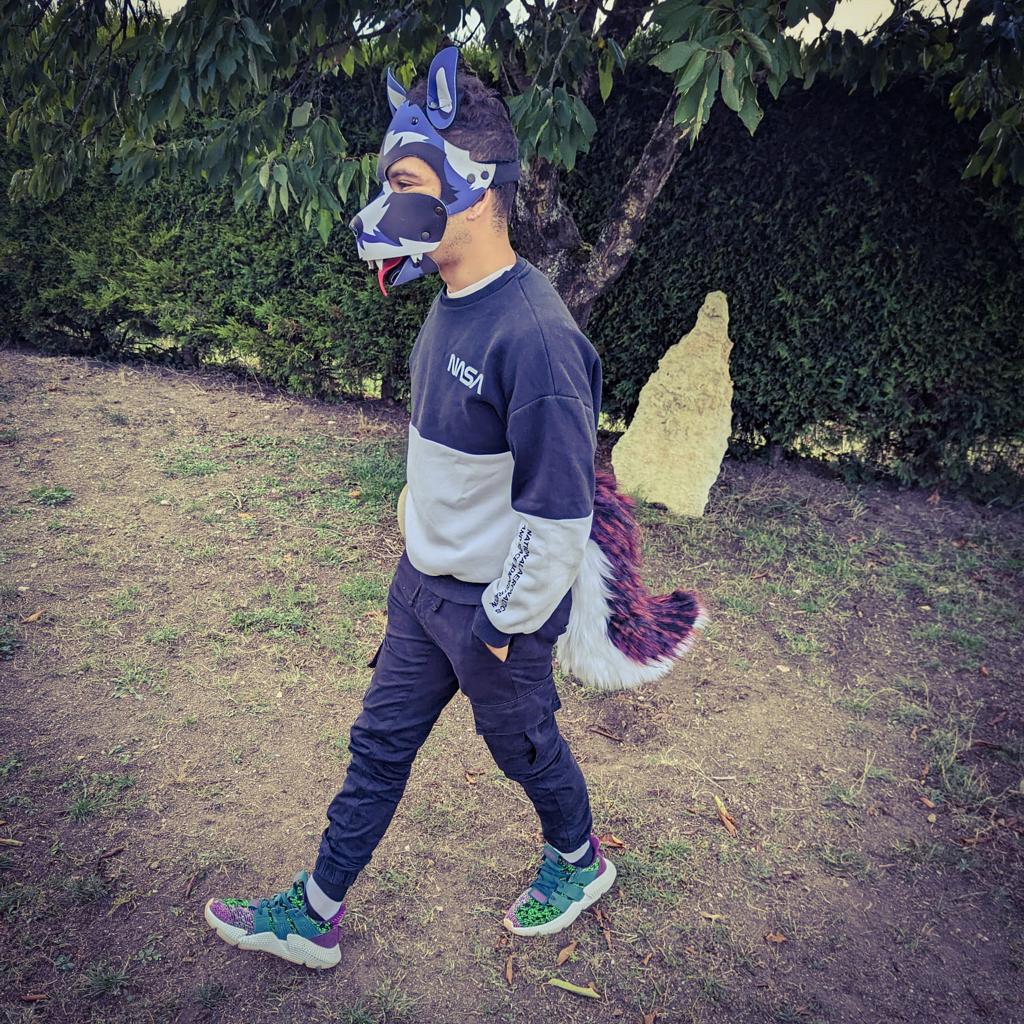 "WOLF SIGNATURE" PURPLE WINE