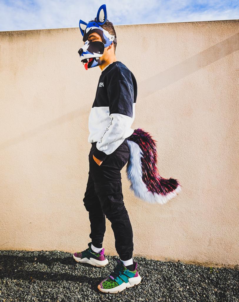 "WOLF SIGNATURE" PURPLE WINE